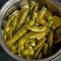 Кладём отваренную до полуготовности стручковую фасоль.
