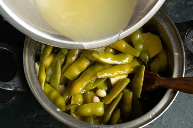 Наливаем куриный бульон в кастрюлю с овощами.