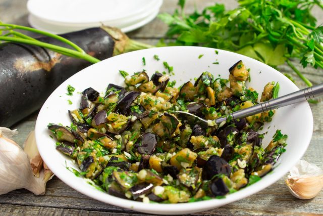 Баклажаны с чесноком и петрушкой