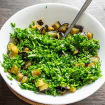 Измельченную петрушку добавляем к баклажанам.