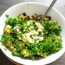 Измельчаем чеснок ножом или пропускаем через пресс.