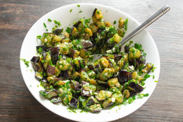 Наливаем 2 чайные ложки яблочного или 6%-го уксуса, тщательно перемешиваем и баклажаны с чесноком и петрушкой готовы.