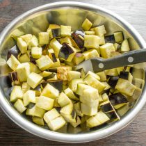 Нарезаем подготовленные баклажаны кубиками размером чуть больше одного сантиметра.