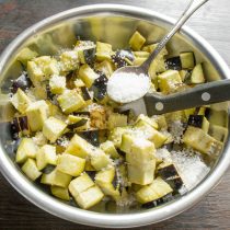 Нарезанные баклажаны посыпаем крупной морской солью.