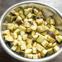 Аккуратно перемешиваем баклажаны с солью.