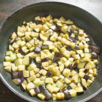 Нагреваем сковороду с маслом, выкладываем обсушенные кубики баклажанов.