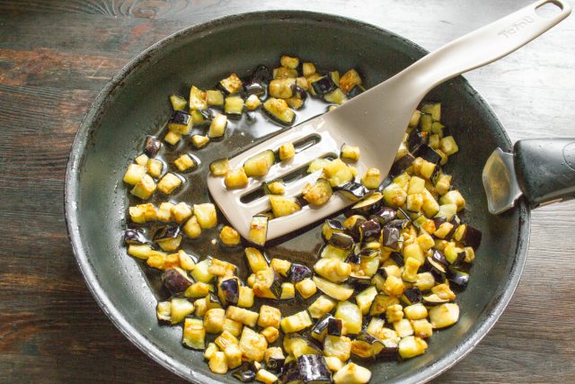 Обжариваем на сильном огне до золотистого цвета.