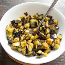 Снимаем обжаренные баклажаны со сковороды с помощью лопатки.