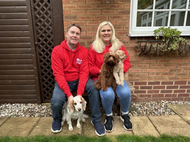 Если есть возможность, познакомить животных друг с другом лучше на нейтральной территории вне дома, чтобы старший не воспринял новичка как посягателя на его территорию.