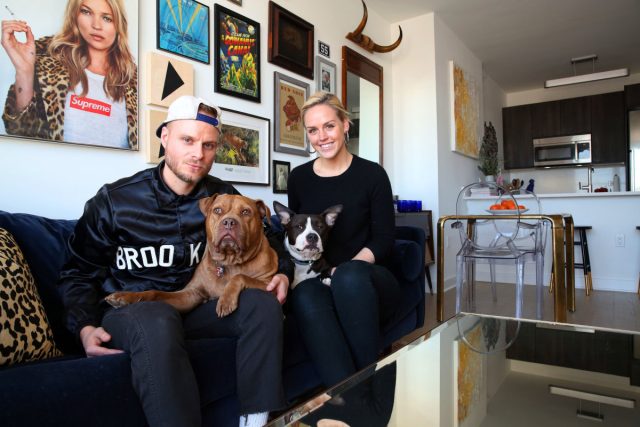 Знакомьте животных на нейтральной территории, так будет больше шансов избежать территориальной агрессии.