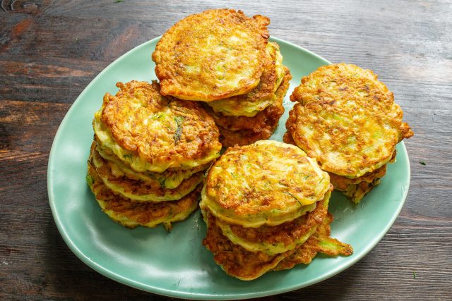 Подаем на стол горячими, очень вкусно прямо со сковородки!