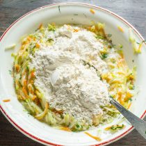 Насыпаем муку с разрыхлителем в миску с овощами.