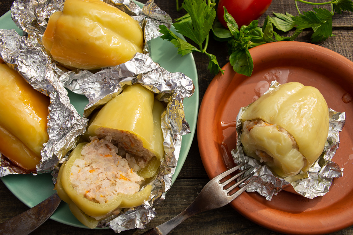 Фаршированный перец с рисом и фаршем запеченный в фольге