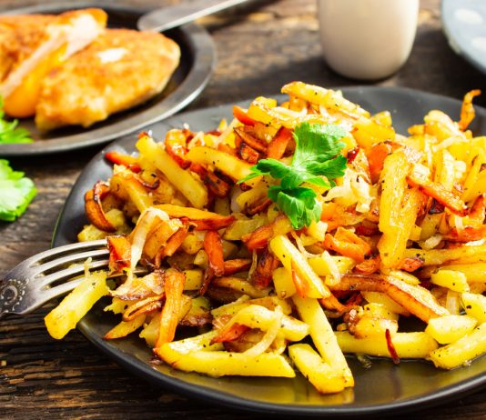 Картошка жареная с морковью и луком