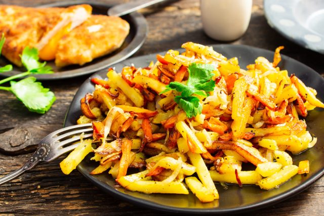 Картошка жареная с морковью и луком Картошка жареная с морковью и луком