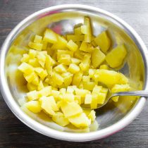 Картофель, сваренный в мундире, нарезаем небольшими кубиками. Картофель, сваренный в мундире, нарезаем небольшими кубиками.