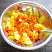 Вареную морковь чистим от кожицы, нарезаем кубиками, добавляем к картошке. Вареную морковь чистим от кожицы, нарезаем кубиками, добавляем к картошке.