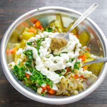 Добавляем чайную ложку столовой горчицы, по вкусу перчим свежесмолотым черным перцем. Добавляем чайную ложку столовой горчицы, по вкусу перчим свежесмолотым черным перцем.