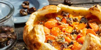 Слоеный пирог с абрикосами и финиками