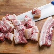 Нежирную свиную грудинку с прослойками мяса нарезаем ломтиками толщиной 1 сантиметр и шириной 3 сантиметра. Нежирную свиную грудинку с прослойками мяса нарезаем ломтиками толщиной 1 сантиметр и шириной 3 сантиметра.