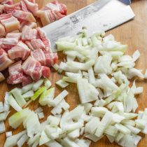 Нарезаем большую головку репчатого лука кубиками. Нарезаем большую головку репчатого лука кубиками.