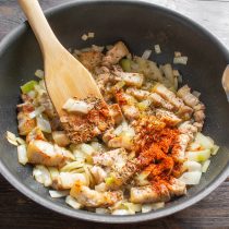 Обжариваем мясо с луком на среднем огне 5-7 минут. Обжариваем мясо с луком на среднем огне 5-7 минут.