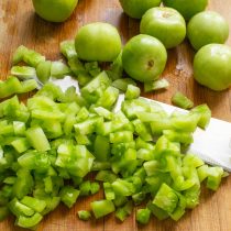 Нарезаем помидоры острым ножом мелко, кусочки менее половины сантиметра.