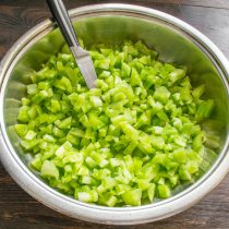 Для приготовления варенья понадобится широкий сотейник с толстым дном или жаровня.