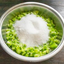 Насыпаем сахарный песок.