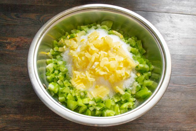 Лимон вместе с цедрой нарезаем мелко или натираем на терке или измельчаем в блендере.