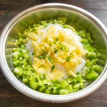 Нарезаем чили мелко, добавляем в варенье.