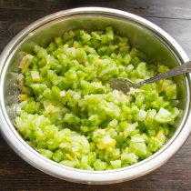 Хорошо перемешиваем помидоры с сахаром, лимоном и чили.