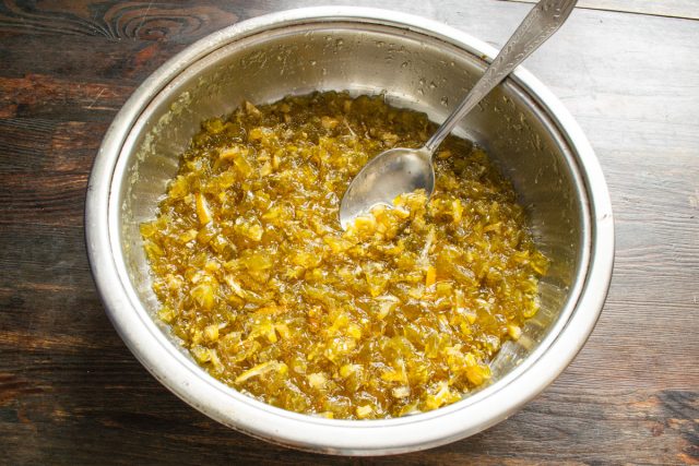 Через 50 минут снимаем крышку. Готовим ещё примерно 25 минут на среднем огне – выпариваем влагу.