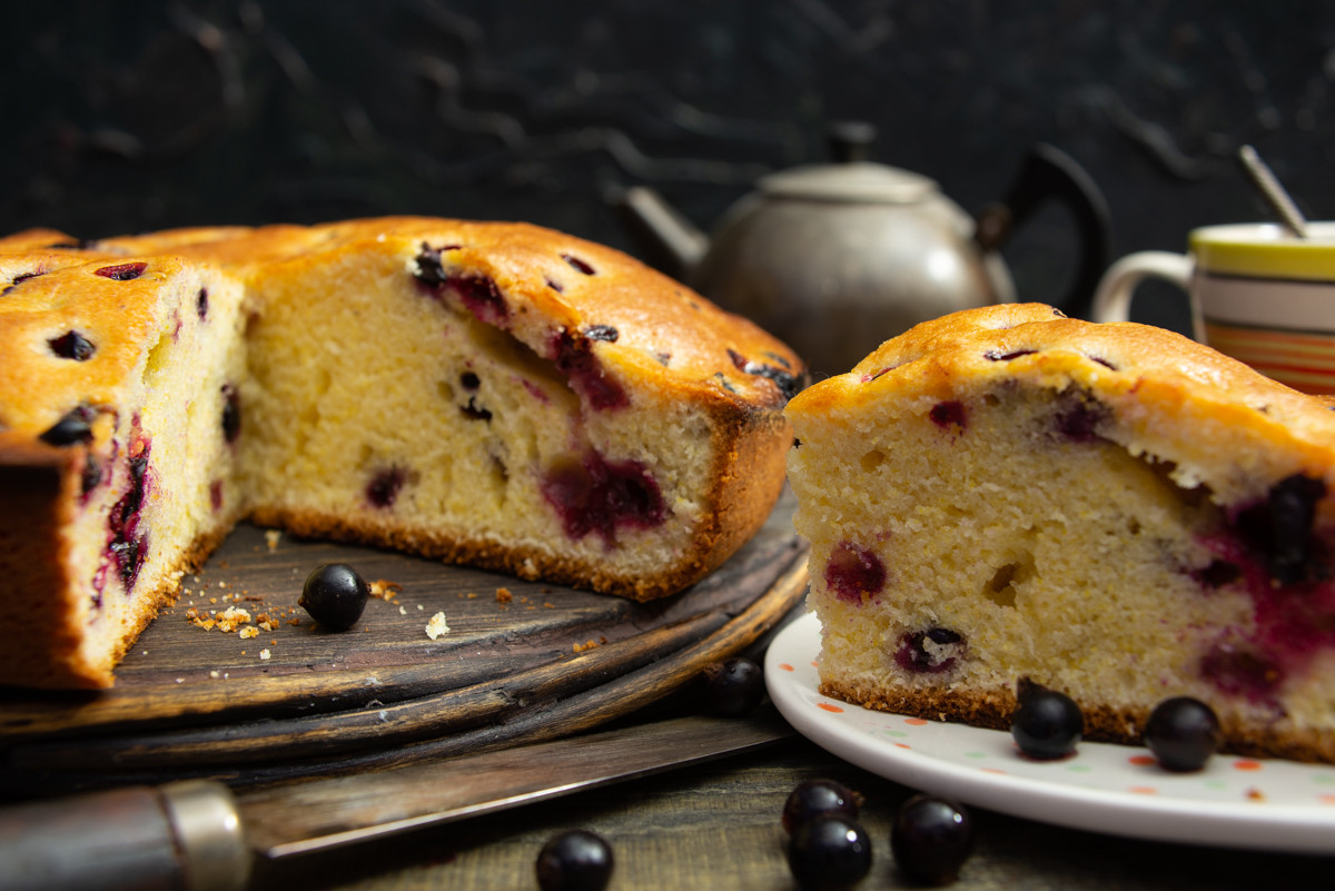 Воздушный пирог с черной смородиной на молоке