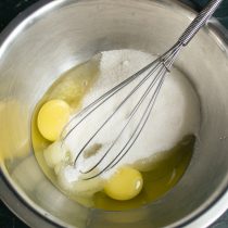 Отмеряем сахарный песок, смешиваем его с куриными яйцами.