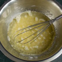 Вливаем растопленное масло в яично-сахарную смесь.