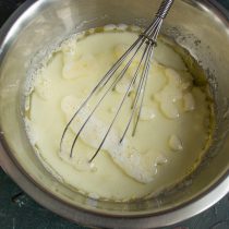 Наливаем холодное молоко.