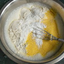 Насыпаем пшеничную муку высшего сорта, разрыхлитель теста и кукурузную муку.