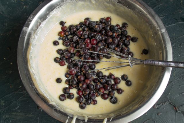 Свежую смородину нужно вымыть, откинуть на дуршлаг и обсушить, только после этого добавить в тесто.