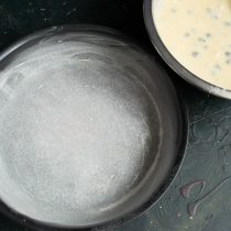 Форму для выпечки смазываем мягким сливочным маслом, припудриваем тонким слоем муки.