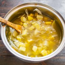 Вливаем куриный или мясной бульон.