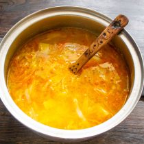 Готовим на тихом огне 20 минут, или пока капуста не станет мягкой.