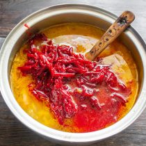 Когда овощи сварятся, выкладываем в кастрюлю тушеную в томатном соке свеклу.