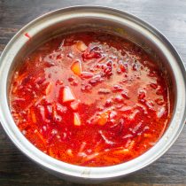 В самом конце готовки солим борщ по своему вкусу, нагреваем почти до кипения, но не кипятим.