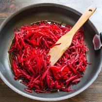 Готовим заправку для борща из свеклы и томатного сока.