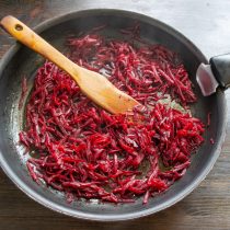 Обжариваем свеклу на среднем огне 10 минут, помешиваем, чтобы не пригорала.