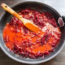 Вливаем томатный сок.