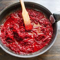 Тушим свеклу с томатным соком 7 минут, солить не нужно.