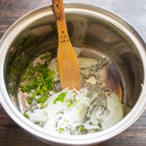 Обжариваем на небольшом огне 5-7 минут, пока лук не станет мягким.