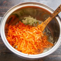 Морковь скоблим, натираем на крупной терке.